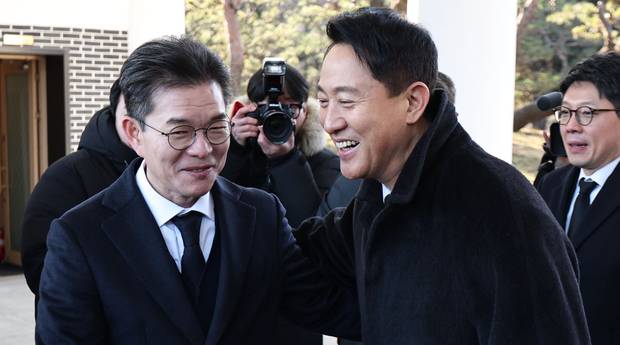 오세훈(오른쪽) 서울시장과 정원오 성동구청장이 새해 첫날인 지난 1월 1일 서울 동작구 국립서울현충원에서 현충탑에 참배를 마친 뒤 인사하고 있다. 연합뉴스