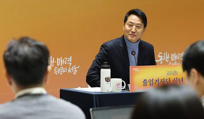 오세훈 서울시장이 10일 서울시청에서 열린 출입기자단 신년간담회에서 질문에 답변하고 있다. ⓒ연합뉴스