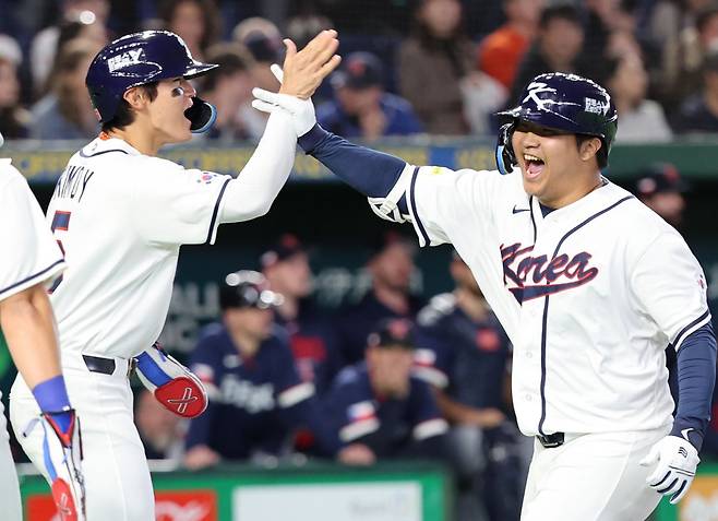 야구대표팀 문보경(오른쪽)이 5일 일본 도쿄돔에서 열린 2026 WBC 본선 1라운드 체코전 1회말 1사 만루 상황에서 만루홈런을 터트린 뒤 팀 동료 김도영과 함께 환호하고 있다. 도쿄|뉴시스