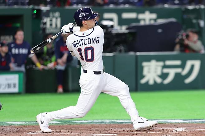 야구대표팀 셰이 위트컴이 5일 일본 도쿄돔서 열린 2026 WBC 본선 1라운드 체코전에서 3회말 솔로홈런을 터트리고 있다. 도쿄|뉴시스