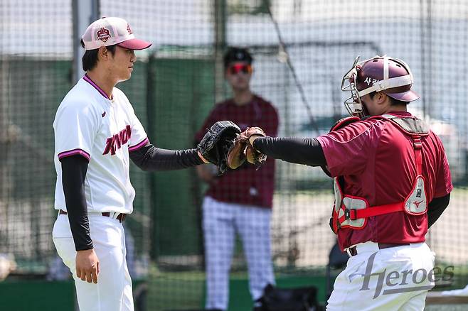 키움 안우진(왼쪽). 키움 히어로즈 제공