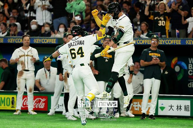 ▲ '메이저리그 드래프트 전체 1순위' 트래비스 바자나(클리블랜드 가디언스)가 호주에 쐐기점을 안기는 홈런을 터트렸다.
