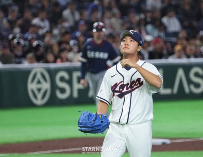 피홈런 이후 아쉬워하는 정우주. /사진=강영조 선임기자