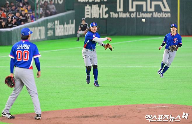5일 오후 일본 도쿄돔에서 열린 2026 월드베이스볼클래식(WBC) C조 대만과 호주의 경기, 4회말 2사 대만 장위가 타구를 잡아 1루로 송구하고 있다. 도쿄, 김한준 기자