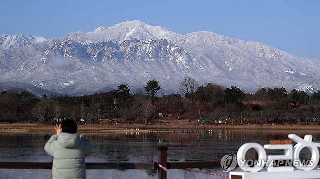 영랑호에서 바라본 설악산 설경 (속초=연합뉴스) 류호준 기자 = 4일 강원 속초시 영랑호수 윗길(부교)에서 시민들이 눈 덮인 설악산을 감상하고 있다. 2026.3.4 ryu@yna.co.kr
