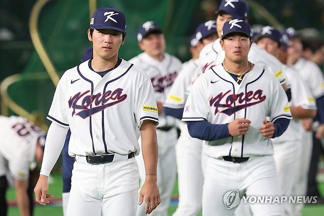 훈련 나선 김도영-안현민 (도쿄=연합뉴스) 임화영 기자 = 월드베이스볼클래식(WBC) 개막을 하루 앞둔 4일 일본 도쿄돔에서 한국 대표팀 김도영, 안현민 등 선수들이 훈련하고 있다. 2026.3.4 hwayoung7@yna.co.kr