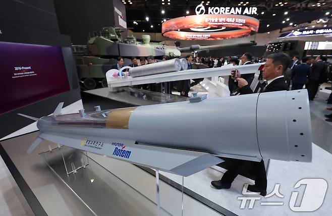 현대로템의 덕티드 램제트 엔진과 극초음속 이중램제트 엔진. 2025.10.20 ⓒ 뉴스1 김성진 기자