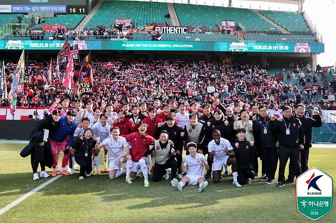 부천 선수단이 지난 1일 전북전에서 승리한 뒤 단체 사진을 촬영하고 있다. 사진 | 한국프로축구연맹