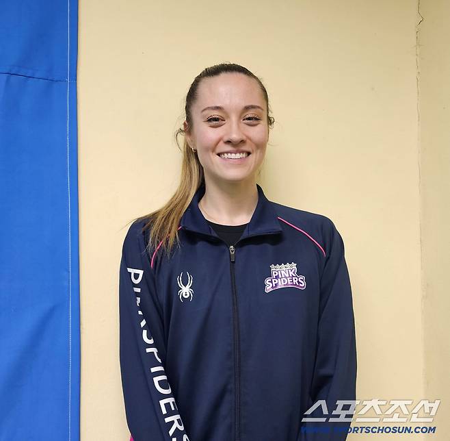 인터뷰에 임한 레베카. 김영록 기자