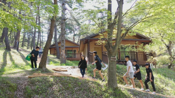 전문가들은 이날 포럼에서 지역 관광을 활성화하기 위해서는 공간·콘텐츠·사람이 결합된 체류형 관광 모델이 필요하다고 강조했다. 사진은 체류형 관광을 추진 중인 청송군 체험 프로그램에 참여한 시민들. 사진 청송군