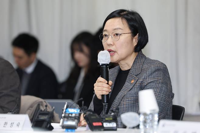 한성숙 중소벤처기업부 장관이 6일 서울 영등포구 중소기업중앙회에서 열린 중동상황 관련 중소기업 영향 점검 회의에서 모두발언하고 있다. /연합뉴스