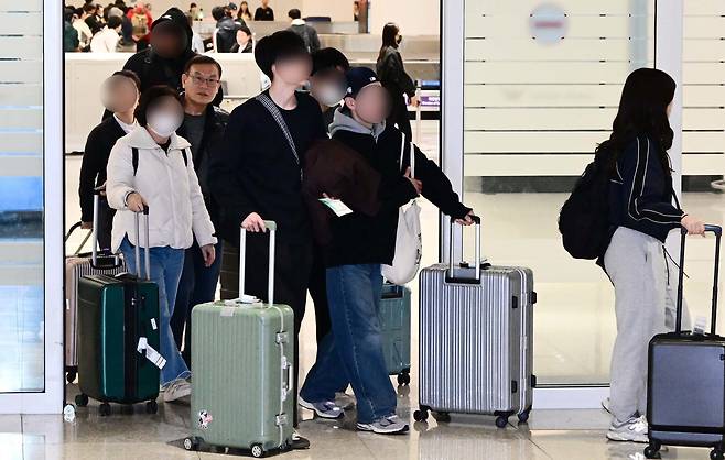 중동 사태 여파로 두바이 공항 운항 차질이 이어지면서 현지에 체류하던 한국인 관광객들이 5일 인천국제공항으로 귀국하고 있다. 2026.3.5 뉴스1