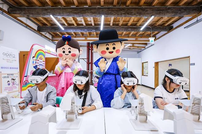 국가유산청이 진행하는 이어지교 VR 체험 행사. 국가유산청 제공