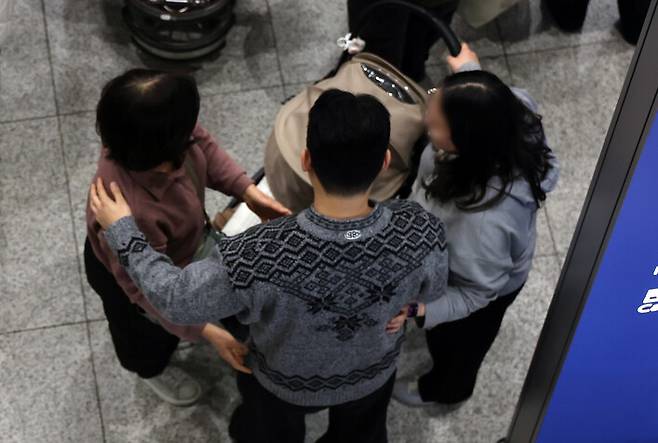 6일 밤 미국·이스라엘과 이란의 전쟁 발발 뒤 처음으로 재개된 두바이발 직항 민항기를 타고 인천국제공항에 도착한 승객이 지인의 마중을 받고 있다. 김혜윤 기자 unique@hani.co.kr