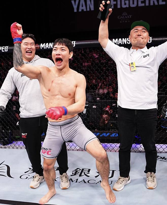 최동훈은 로드 투 UFC 결승전 승리 후 댄스 세리머니를 펼쳤다. 사진=UFC 코리아 SNS