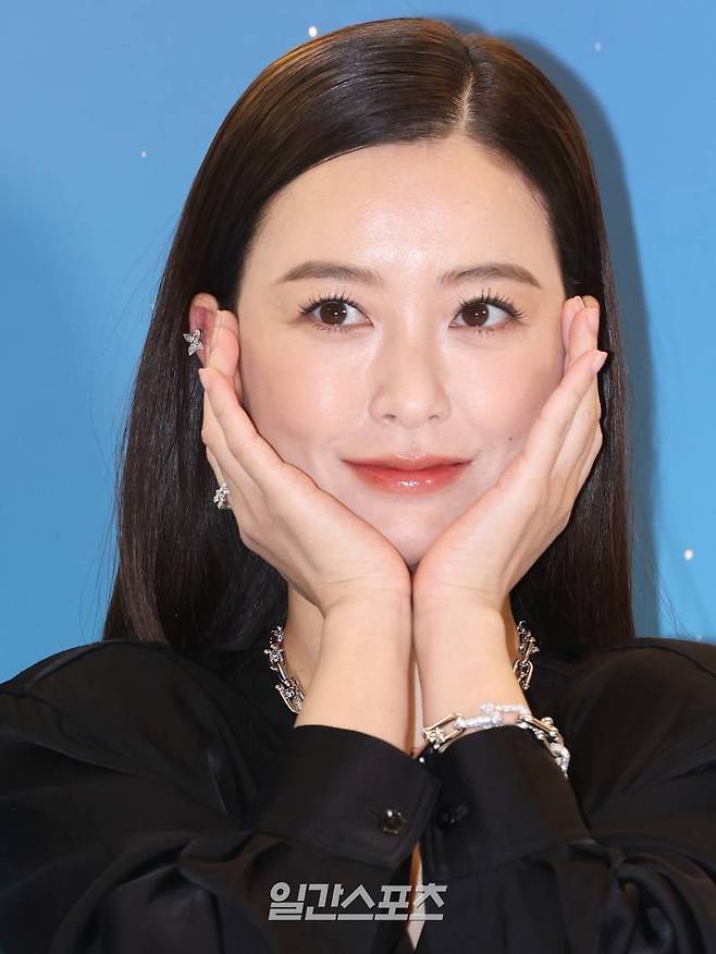 배우 정유미가 13일 오전 서울 송파구 신천동에서 열린 한 주얼리 브랜드 행사에 참석해 포즈를 취하고 있다. 서병수 기자 qudtn@edaily.co.kr /2024.12.13/