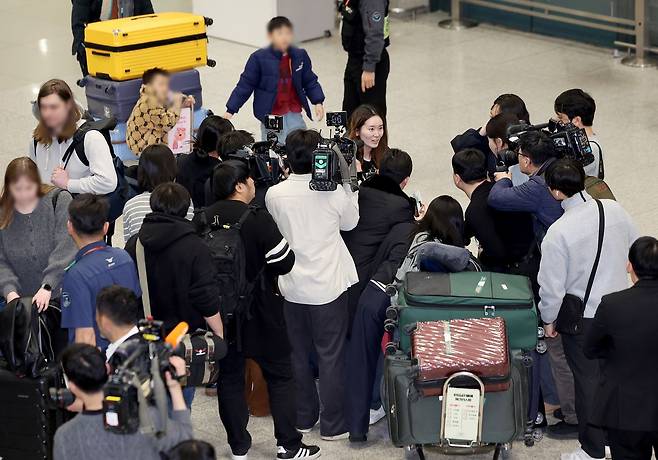 미국·이스라엘과 이란의 군사 충돌 여파로 중동 정세 불안이 고조되는 가운데 주이란대사관 직원이 5일 인천국제공항 제1터미널을 통해 귀국, 취재진의 질문에 답하고 있다. 김경록 기자