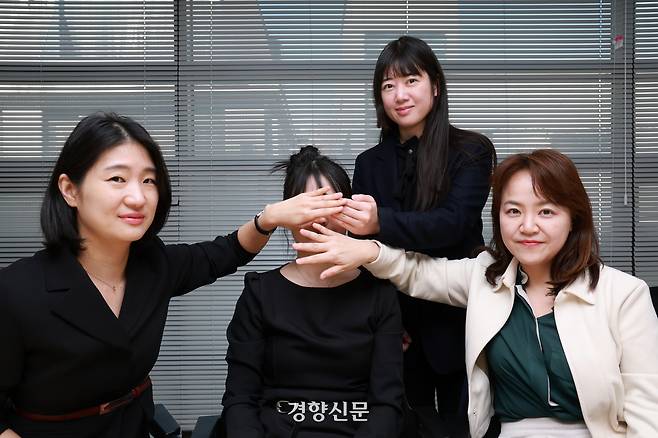 ‘부산돌려차기’ 사건 부실수사 관련 국가 배상 소송 대리인단의 한주현(왼쪽부터), 조윤희, 오지원 변호사가 지난달 25일 서울 서초구 민변 사무실에서 경향신문과 인터뷰에 앞서 피해자 김진주씨(가명,왼쪽 두번째)의 얼굴을 손으로 가린채 포즈를 취하고 있다. 정지윤 선임기자