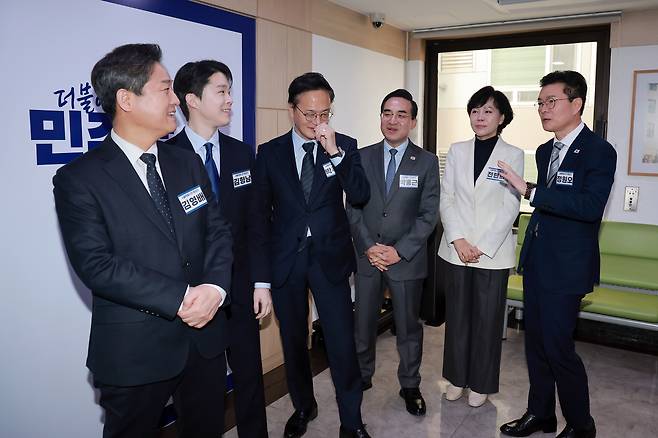 더불어민주당 서울시장 경선에 출마한 김영배 의원(왼쪽부터)과 김형남 전 군인권센터 사무국장, 박주민·박홍근·전현희 의원, 정원오 전 서울 성동구청장이 지난달 23일 여의도 당사에서 열린 후보 면접을 기다리며 대화하고 있다. 이후 박홍근 의원(오른쪽에서 세번쨰)은 기획예산처 장관 후보자로 내정되며 사퇴했다. 연합뉴스