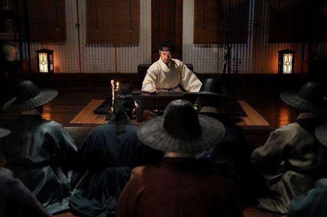 Lee Jun-hyuk (center) as Grand Prince Geumseong in "The King's Warden" (Showbox)