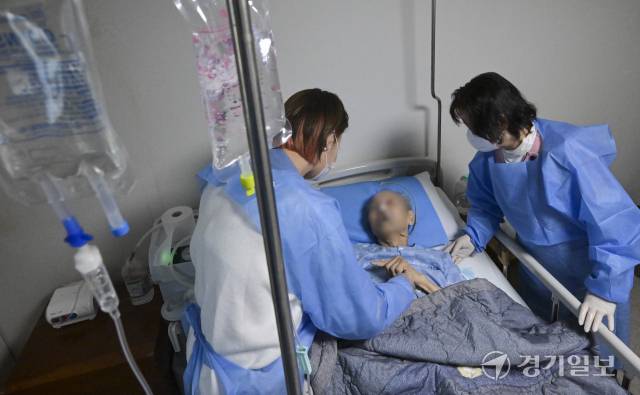 화성특례시 A병원에서 다제내성균에 감염된 환자를 병원 관계자 및 보호자가 돌보고 있다. 경기일보DB