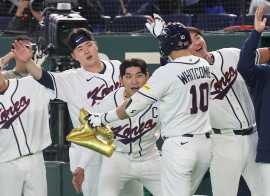 위트컴 축하하는 이정후. 사진(도쿄=연합뉴스)