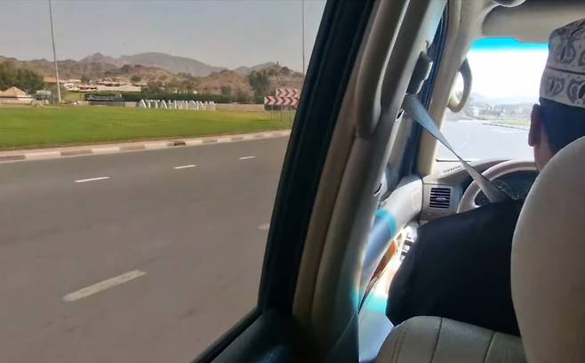 오만 출입국 검문소에서 무스카트 국제공항으로 가는 택시 안/사진=유튜브 갈무리