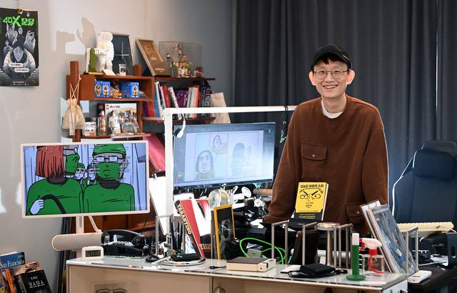 지난달 11일 오전 서울 종로구에 위치한 작업실에서 데뷔 20주년을 맞은 조석 작가와 만났다. ‘마음의 소리’ 연재로부터 20년, 꾸준함과 도전의 연속이었던 만화가 생활을 그는 “우하향 그래프”라고 표현했다. 윤성호 기자