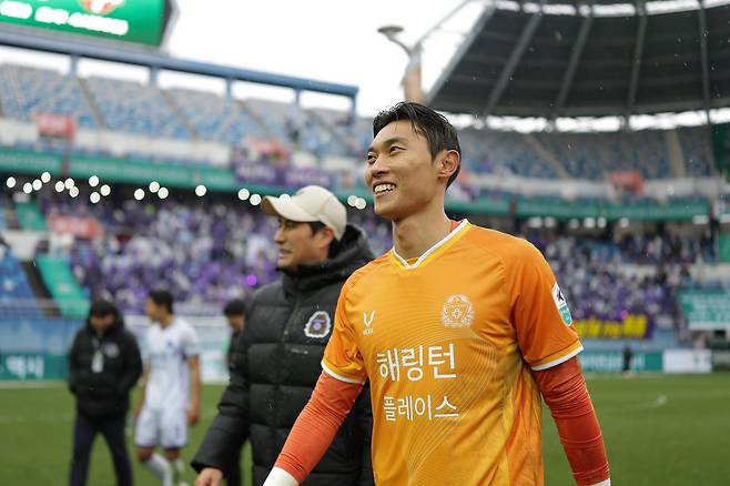 안양 골키퍼 김정훈이 2일 대전월드컵경기장에서 열린 대전하나와 K리그1 개막전 원정경기를 마친 뒤 환하게 미소짓고 있다. 그는 후반 추가시간 PK를 막아내 팀의 1-1 무승부를 지켰다. 사진제공|한국프로축구연맹
