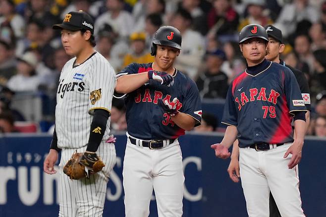 차 세리머니를 선보이는 요시다 마사타카. AP연합뉴스