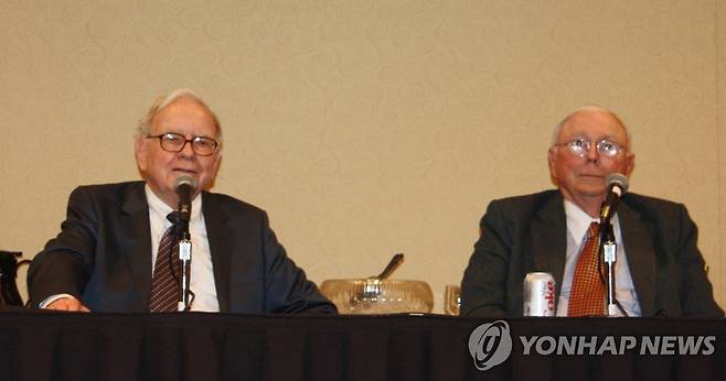 기자회견하는 워런 버핏 회장과 찰리 멍거 부회장. (오마하<美네브래스카주>=연합뉴스) 김지훈 특파원 = 워런 버핏 버크셔 해서웨이 회장(왼쪽)이 3일(현지시간) 미국 네브래스카주 오마하시 메리어트호텔에서 기자회견을 갖고 미국 등의 경제상황 진단과 투자비전 등을 밝히고 있다. 2009.5.4 hoonkim@yna.co.kr