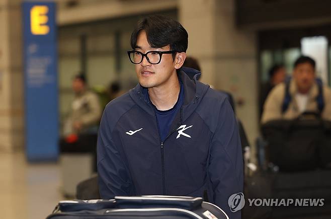 귀국한 고영표 (영종도=연합뉴스) 김성민 기자 = 월드베이스볼클래식(WBC) 1차 캠프를 마친 한국 야구대표팀 고영표가 21일 인천국제공항 1터미널로 귀국하고 있다. 2026.1.21 ksm7976@yna.co.kr