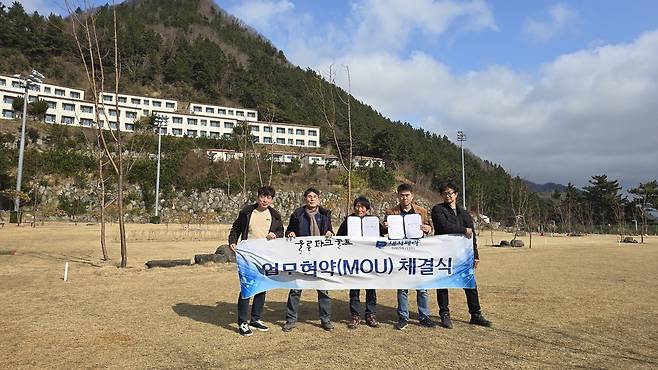 울릉도 라페루즈 파크골프장에서 열린 ‘울릉도 휴양 및 관광 산업 발전을 위한 업무협약식’에서 최영근 울릉도 파크골프장 대표(왼쪽 세 번째)와 김창준 대저페리 영업이사(왼쪽 네 번째) 등 관계자들이 협약 체결 후 기념 촬영을 하고 있다. /대저페리 제공