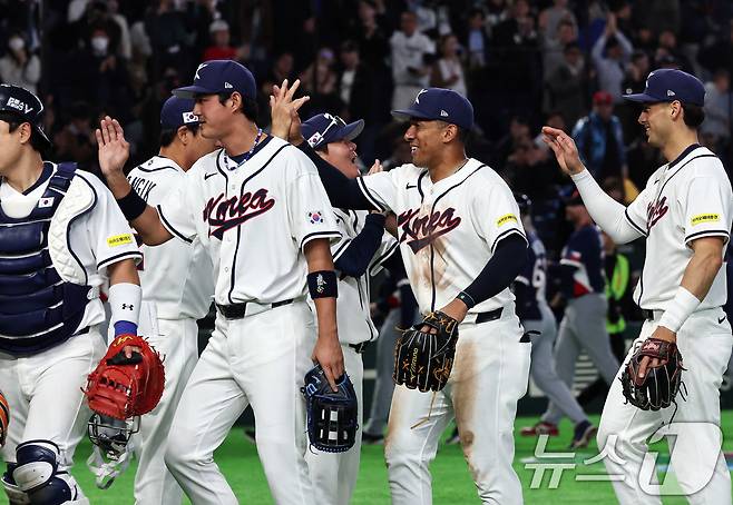5일 오후 일본 도쿄돔에서 열린 2026 월드베이스볼클래식 C조 1차전 대한민국과 체코의 경기. 체코를 상대로 11대 4 승리를 거둔 대한민국 선수들이 류지현 감독과 기쁨을 나누고 있다. 2026.3.5 ⓒ 뉴스1 구윤성 기자