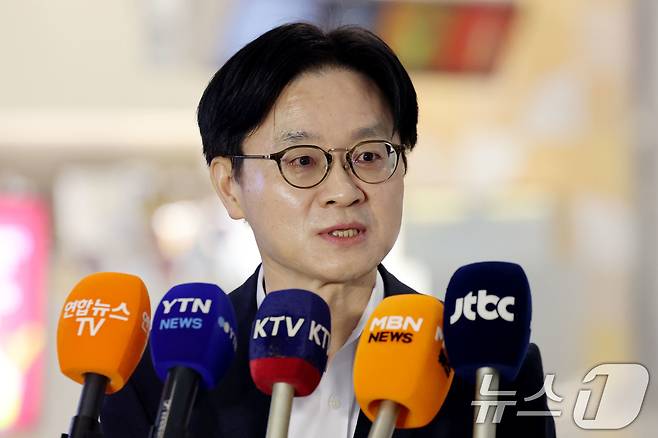 김정관 산업통상부 장관이 5일 오전 최대 60조원의 캐나다 초계 잠수함 프로젝트(CPSP) 수주 지원을 위해 인천국제공항에서 캐나다로 출국하며 취재진의 질문에 답하고 있다. 2026.3.5 ⓒ 뉴스1 이광호 기자