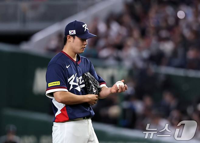 7일 오후 일본 도쿄돔에서 열린 2026 월드베이스볼클래식 C조 조별리그 대한민국과 일본의 경기. 대ㄴ민국 김영규가 7회말 2사 만루 일본에 밀어내기 볼넷으로 역전을 허용한 뒤 아쉬워하고 있다. 2026.3.7 ⓒ 뉴스1 구윤성 기자