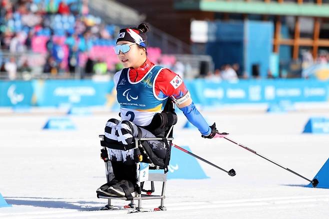 한승희가 7일(한국시간) 이탈리아 테세로 크로스컨트리 스타디움에서 열린 2026 밀라노·코르티나 동계패럴림픽 바이애슬론 여자 스프린트 좌식 7.5㎞ 레이스를 펼치고 있다. 사진 | 대한장애인체육회