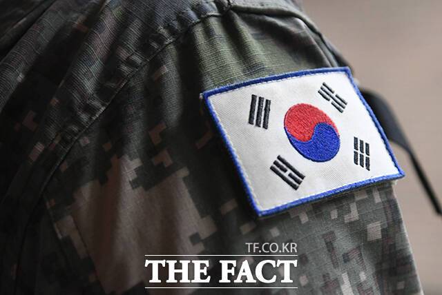 6일 오전 서울 용산구 삼각지역을 지나는 한 공군 장병의 군복 오른쪽 팔뚝에 태극기가 붙어있다.