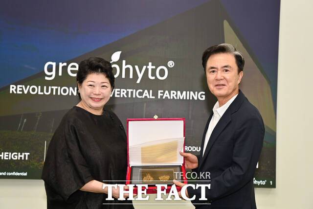 김태흠 충남도지사(오른쪽)가 6일 싱가포르 스마트팜 기업 그린파이토를 방문해 수잔 총 최고경영자(CEO)에게 충남을 상징하는 기념품을 전달하고 있다. /충남도