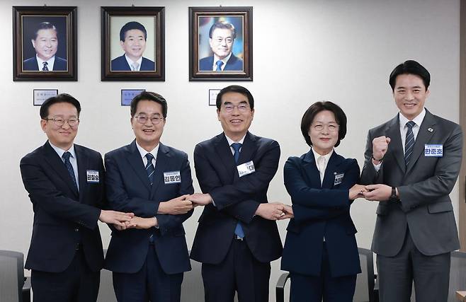 6·3 지방선거 경기도지사에 도전하는 더불어민주당 예비후보들이 24일 서울 영등포구 여의도 더불어민주당 중앙당사에서 열린 광역단체장 후보 면접에서 기념 촬영하고 있다. 왼쪽부터 더불어민주당 권칠승 의원, 김동연 경기도지사, 더불어민주당 양기대 전 의원, 추미애·한준호 의원. (공동취재) 뉴시스.