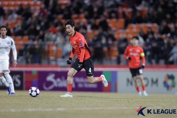 서민우(강원FC). 한국프로축구연맹 제공