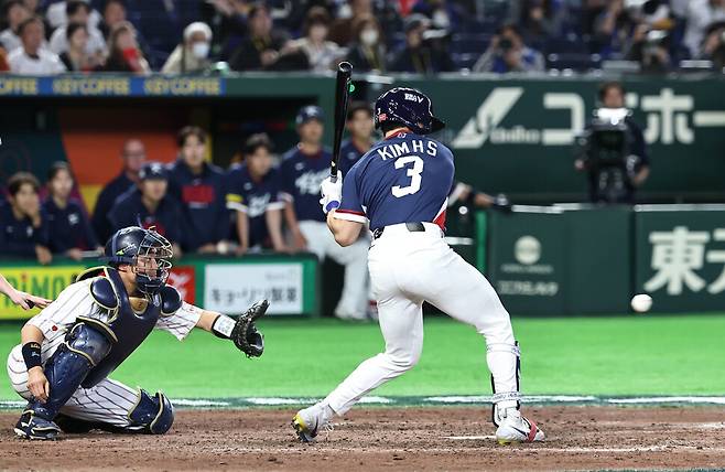 야구대표팀 김혜성이 7일 일본 도쿄돔에서 열린 2026 세계야구클래식(WBC) 조별리그 C조 2차전 일본과 경기 8회초 2사 만루서 삼진 아웃을 당하고 있다. 도쿄/연합뉴스