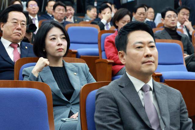 지난달 2일 장동혁(맨 앞) 국민의힘 대표와 배현진(둘째 줄) 의원이 국회에서 열린 당내 의원총회 개회를 기다리고 있다. 뉴시스