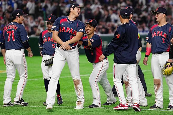 <yonhap photo-6318="">6일 대만전 13-0 완승을 이끈 오타니 쇼헤이(가운데)가 동료들과 기쁨을 나누고 있다. (Photo by Yuichi YAMAZAKI / AFP)/2026-03-06 22:31:25/ <저작권자 ⓒ 1980~2026 ㈜연합뉴스. 무단 전재 재배포 금지, AI 학습 및 활용 금지></yonhap>