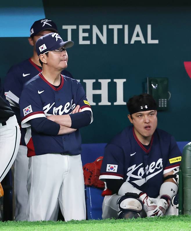 <yonhap photo-5540=""> 경기 지켜보는 류지현 감독 (도쿄=연합뉴스) 김인철 기자 = 7일 일본 도쿄돔에서 열린 2026 WBC 조별리그 C조 2차전 대한민국과 일본의 경기. 8회초 류지현 한국 감독이 경기를 지켜보고 있다. 2026.3.7 yatoya@yna.co.kr/2026-03-07 21:59:34/ <저작권자 ⓒ 1980~2026 ㈜연합뉴스. 무단 전재 재배포 금지, AI 학습 및 활용 금지></yonhap>