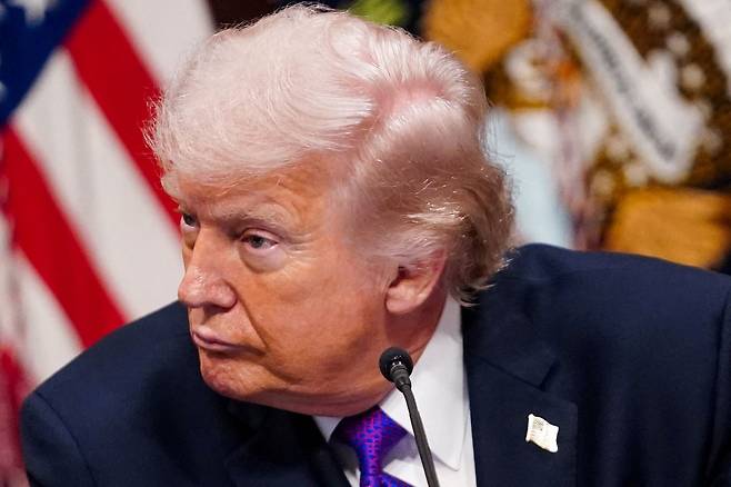 도널드 트럼프 미국 대통령이 지난 4일(현지시간) 라운드 테이블 회의에 참석한 자리에서 이란 공습 상황에 대해 언급하고 있다. 로이터=연합뉴스