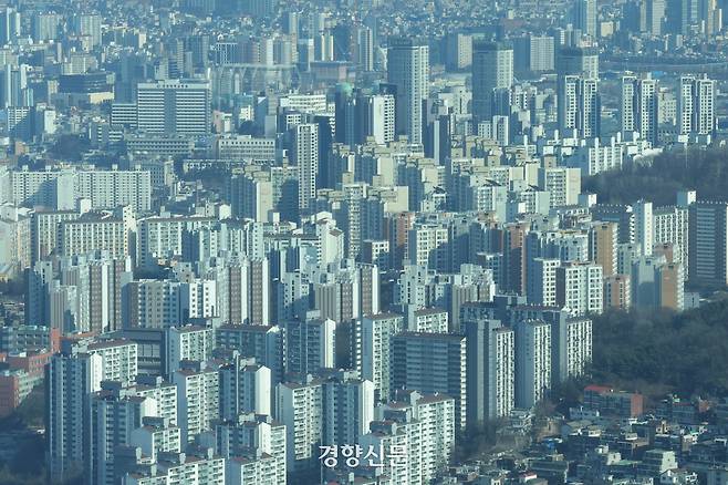 서울 중구 남산타워에서 바라본 서울 시내 아파트단지의 모습. 정효진 기자