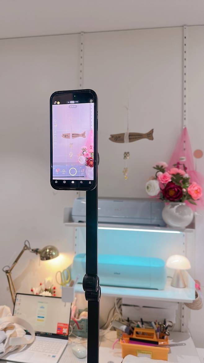 토핑토퍼의 실전 강의 준비 장면. 기초 기술과 기기 활용법을 익힌 뒤 창업과 소셜미디어 마케팅까지 아우르는 종합 클래스는 고가로 책정해 차별화했다. (라이브클래스 제공)