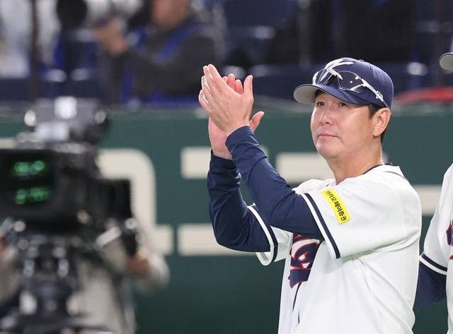5일 일본 도쿄돔에서 열린 2026 월드베이스볼클래식(WBC) 조별리그 C조 1차전 한국과 체코의 경기에서 11-4로 승리한 한국 류지현 감독이 박수를 치고 있다. 사진=연합뉴스