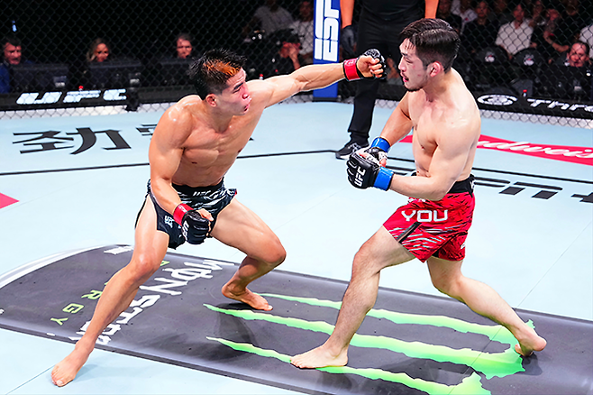 Road to UFC 시즌2 밴텀급 토너먼트 준우승자 샤오룽이 2025년 8월 중국 상하이다우타이에서 UFC 정규 파이터로 데뷔 2연승을 거두기 위해 Road to UFC 시즌3 밴텀급 토너먼트 우승자 유수영한테 주먹을 휘두르고 있다. 사진=TKO